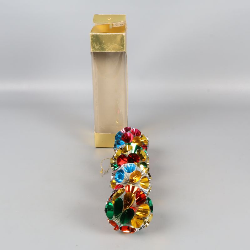 Juldekorationer och tom förpackning på grå bakgrund