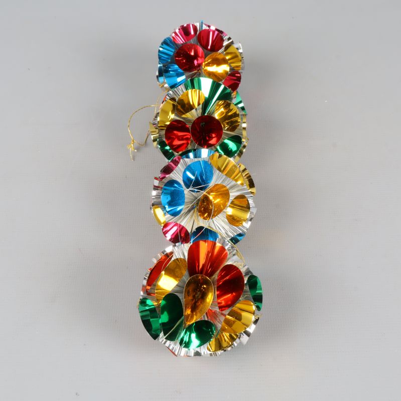 Fyra runda juldekorationer på rad