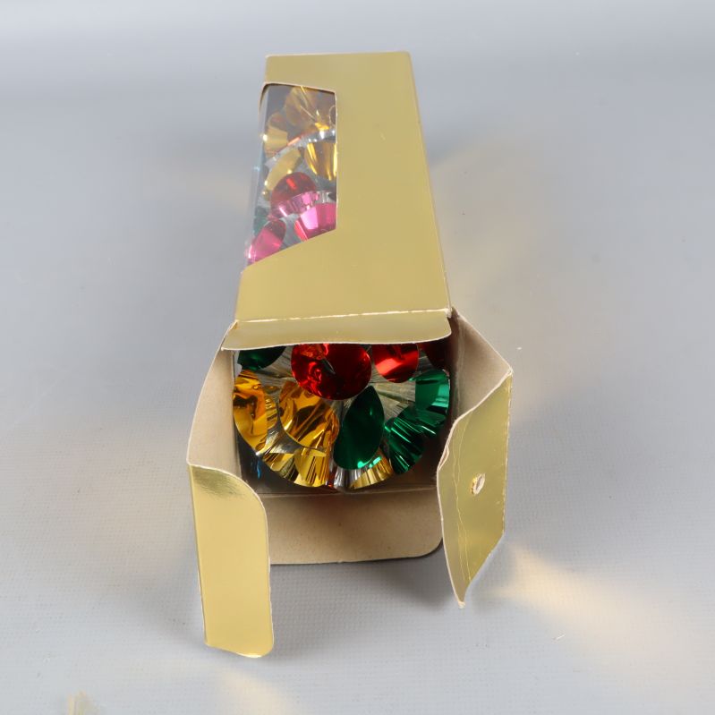 Öppen förpackning med juldekorationer synliga inuti