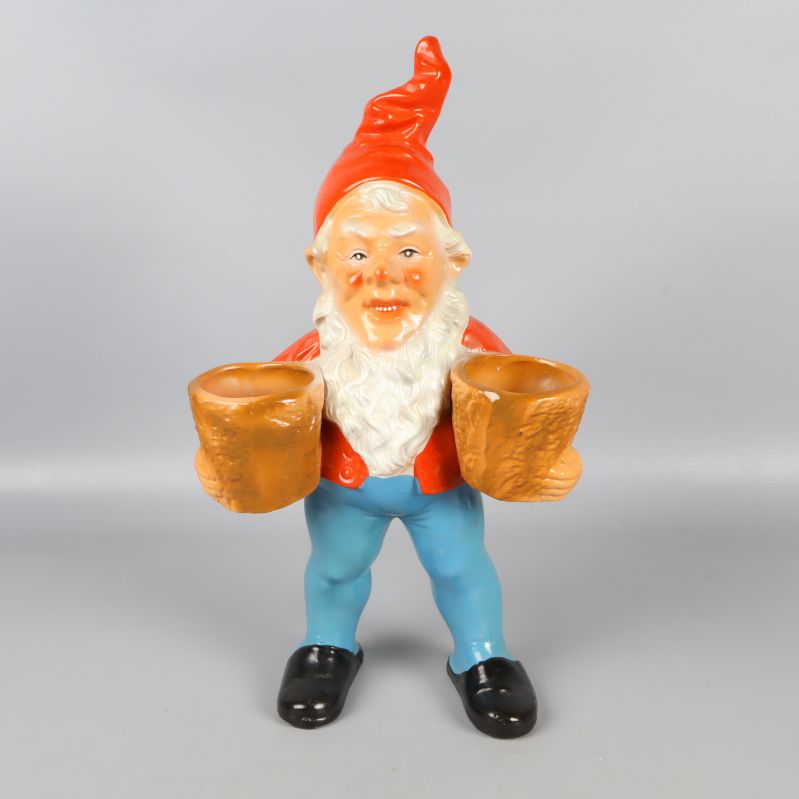 Tomtefigur med två krukor i händerna