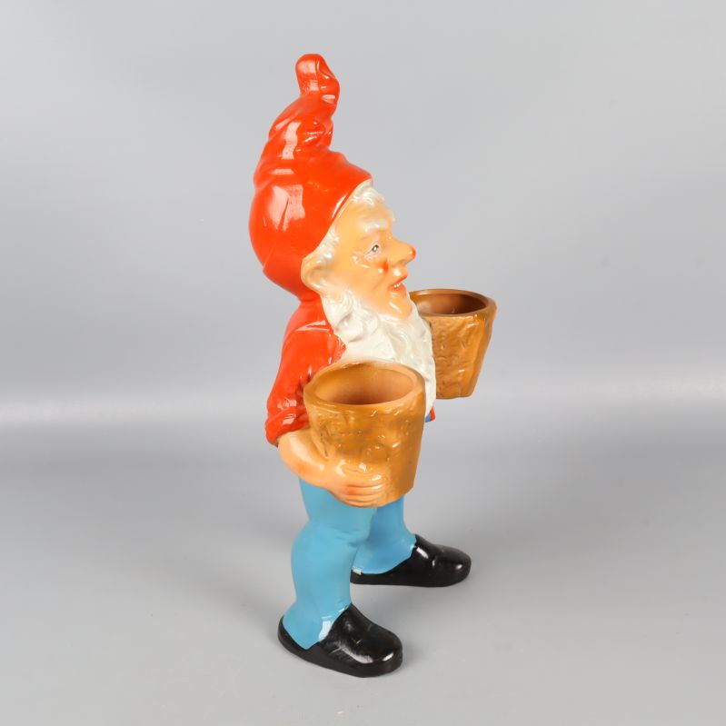 Tomtefigur i keramik sedd från höger sida