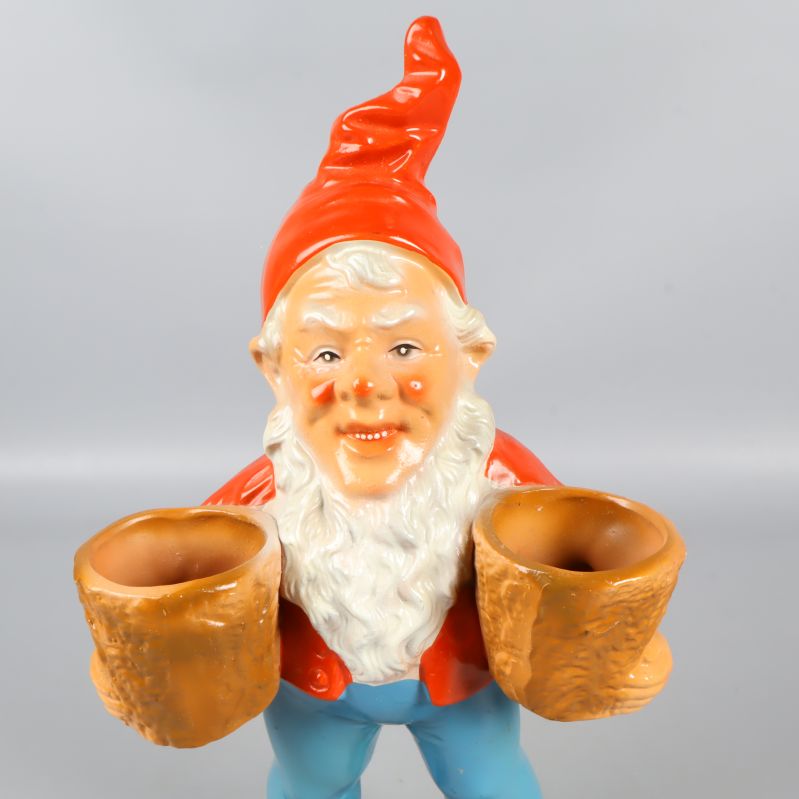 Närbild på tomtens ansikte och krukor