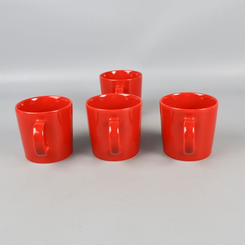 Fyra röda muggar sett från sidan