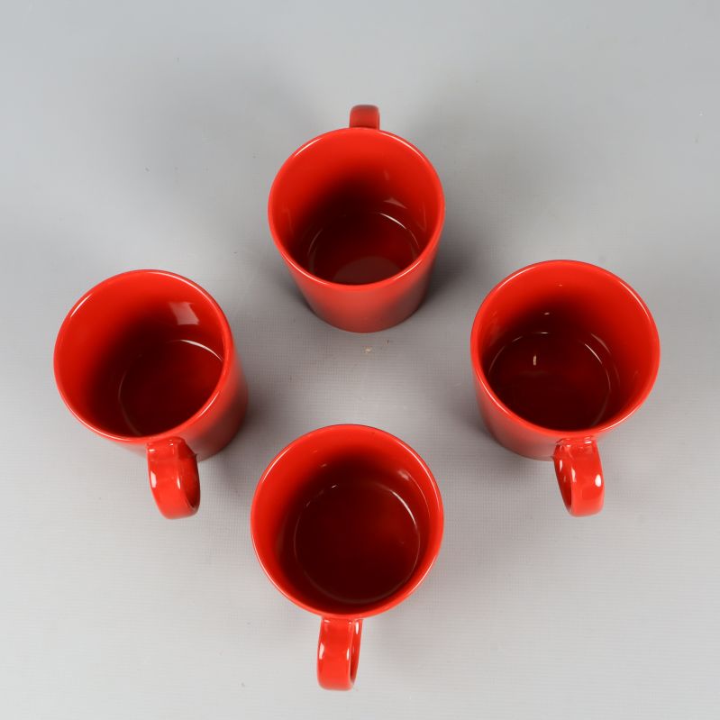 Fyra röda muggar sett uppifrån