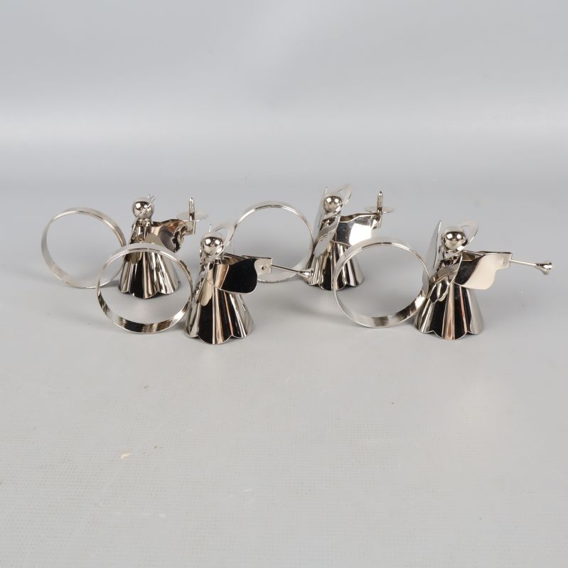 Servettringar i form av änglar i rad 