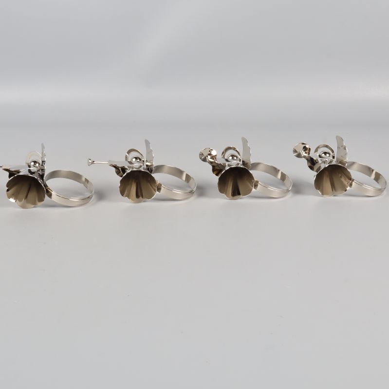 Fyra servettringar med trumpetande änglar liggande på rad