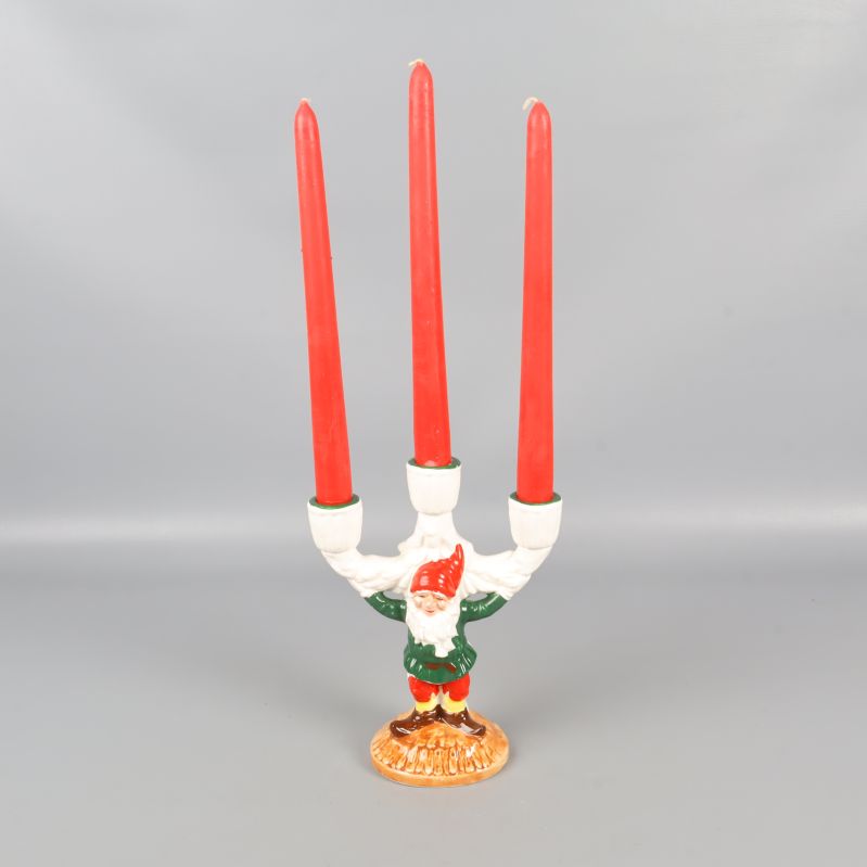 Ljusstake med tomte och tre röda ljus i armarna