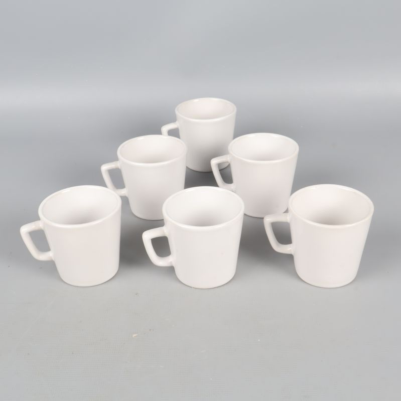 Baksidan av sex vita glöggmuggar visas mot grå bakgrund