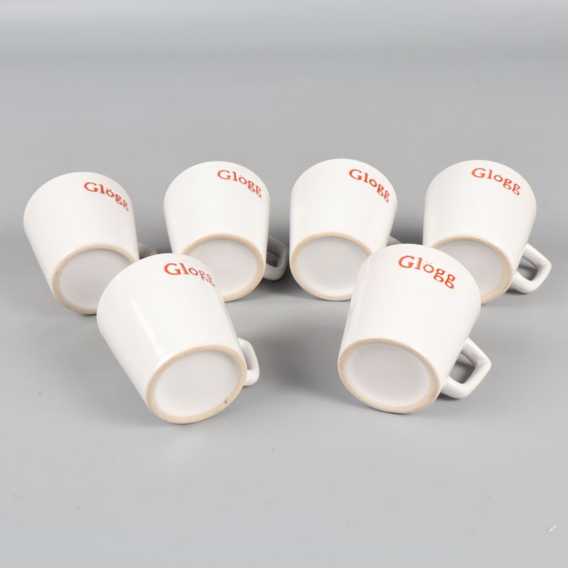 Undersida på sex vita glöggmuggar syns tydligt