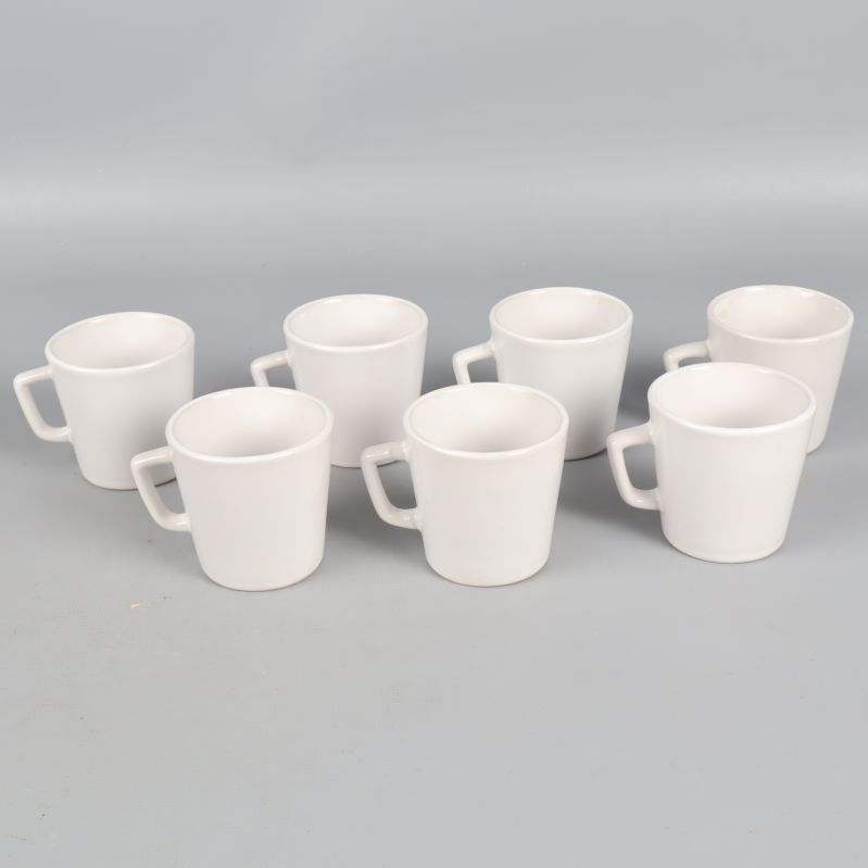 Sju vita glöggmuggar sett bakifrån