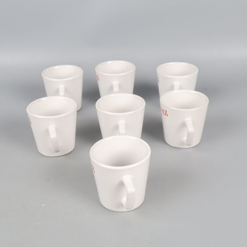 Sju vita glöggmuggar från sidan