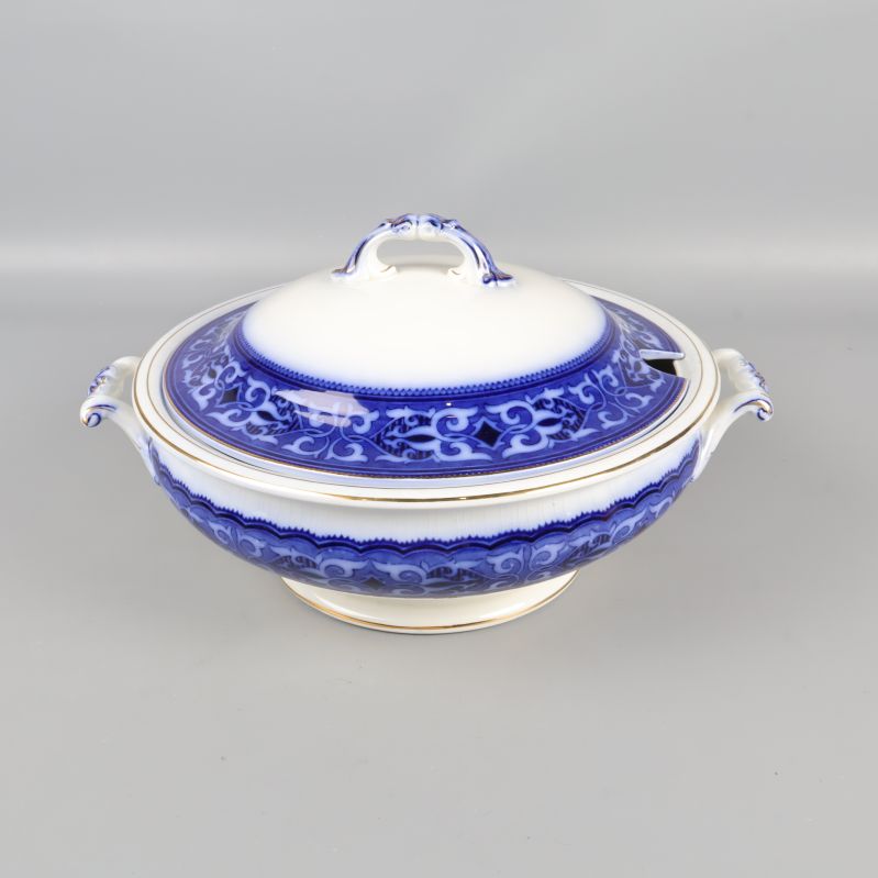 Soppskål med lock och blå dekor på grå bakgrund