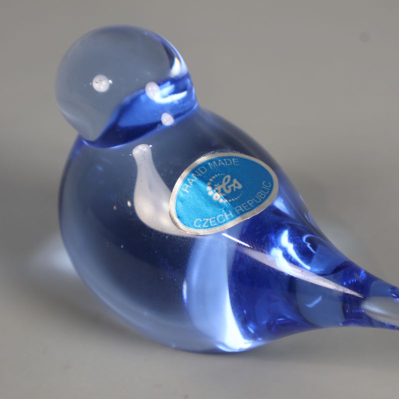 Etikett med text hand made på fågeln från Tjeckien