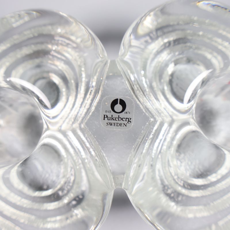 Närbild på texten Pukeberg Sweden på ljusstaken