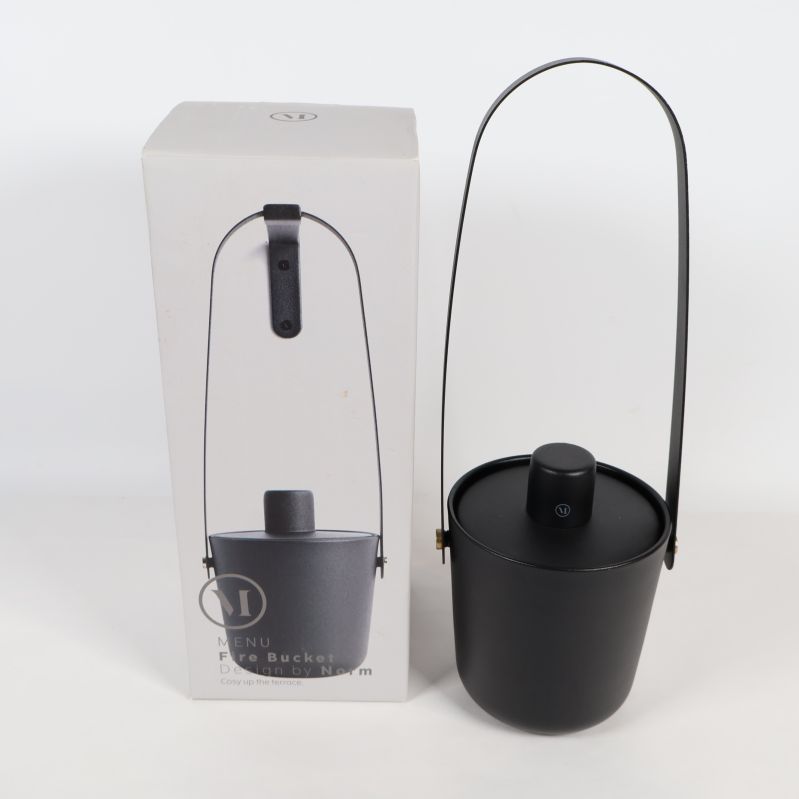 Svart eldlykta med handtag bredvid originalförpackning