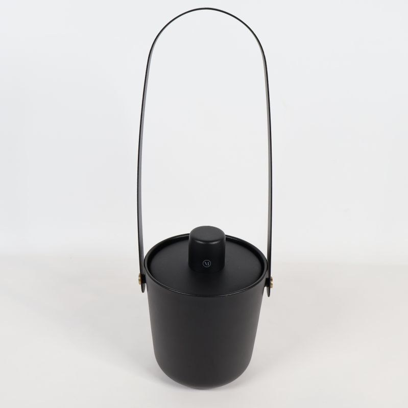 Svart, cylindrisk eldlykta med högt böjt handtag