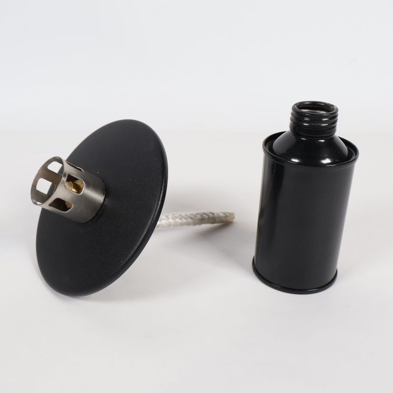 Närbild på eldlyktans behållare och metallinsats