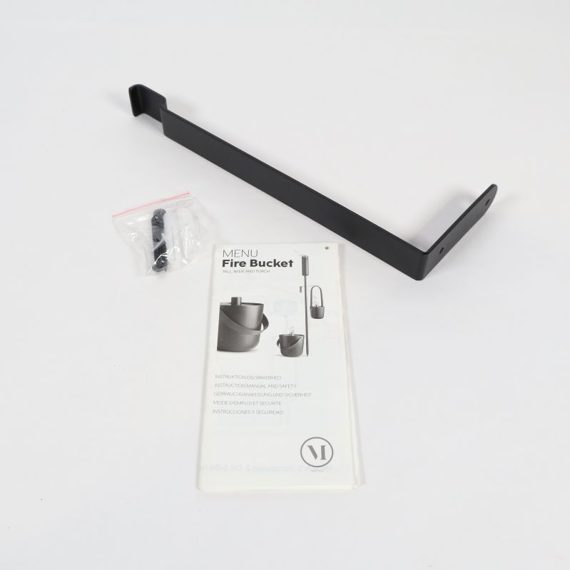 Väggfäste, skruvar och instruktionshäfte till eldlyktan