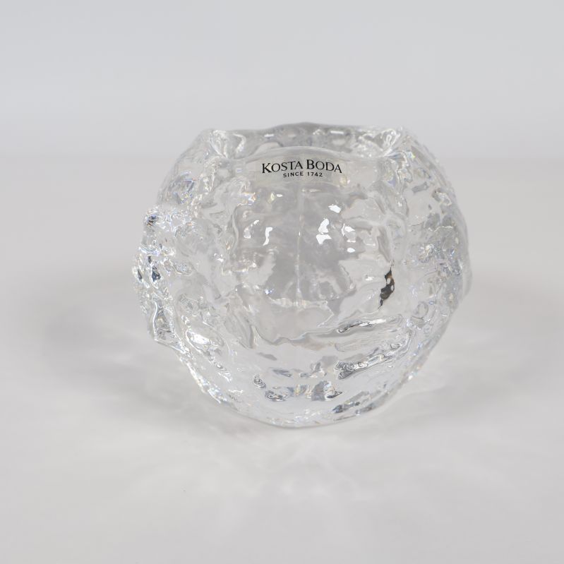 En ljushållare i närbild, med frostad struktur 