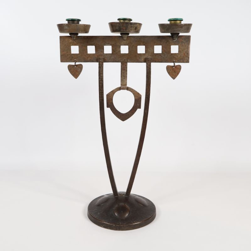 Ljusstake med hjärthängen och smide