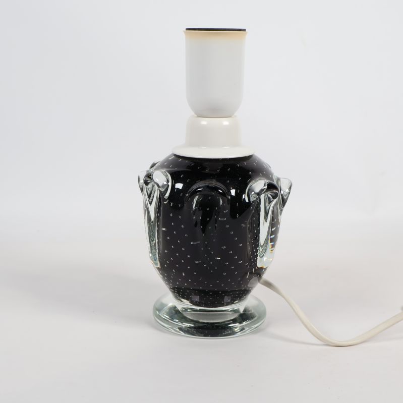 Svart glaslampa med vita bubblor och vit lampsockel
