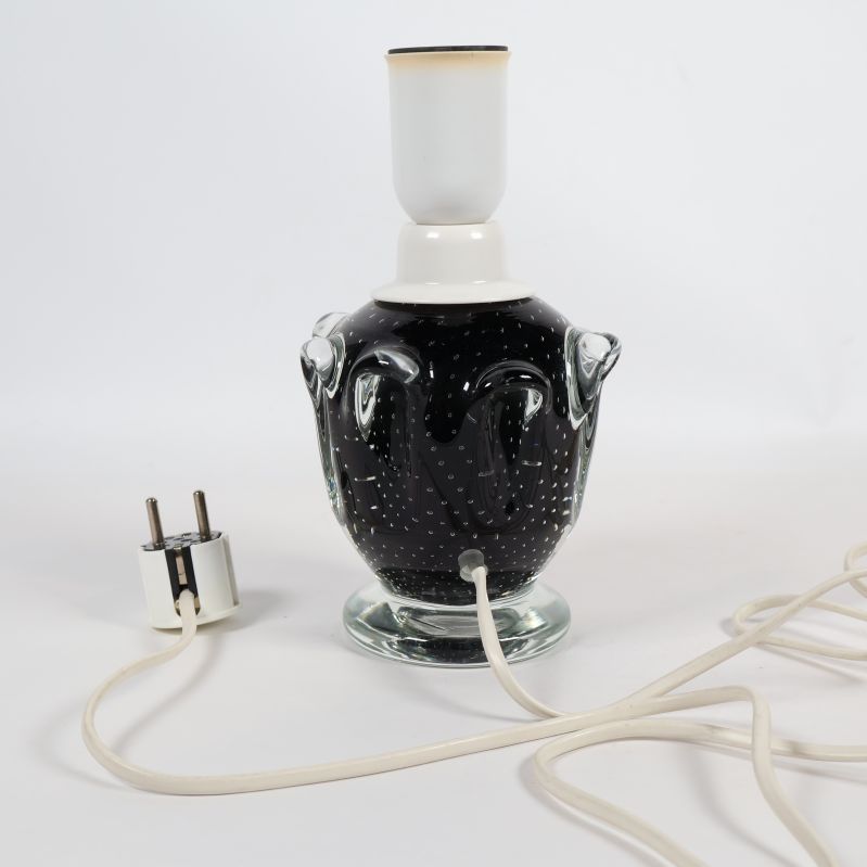 Glaslampa med synlig elkontakt och vit sladd