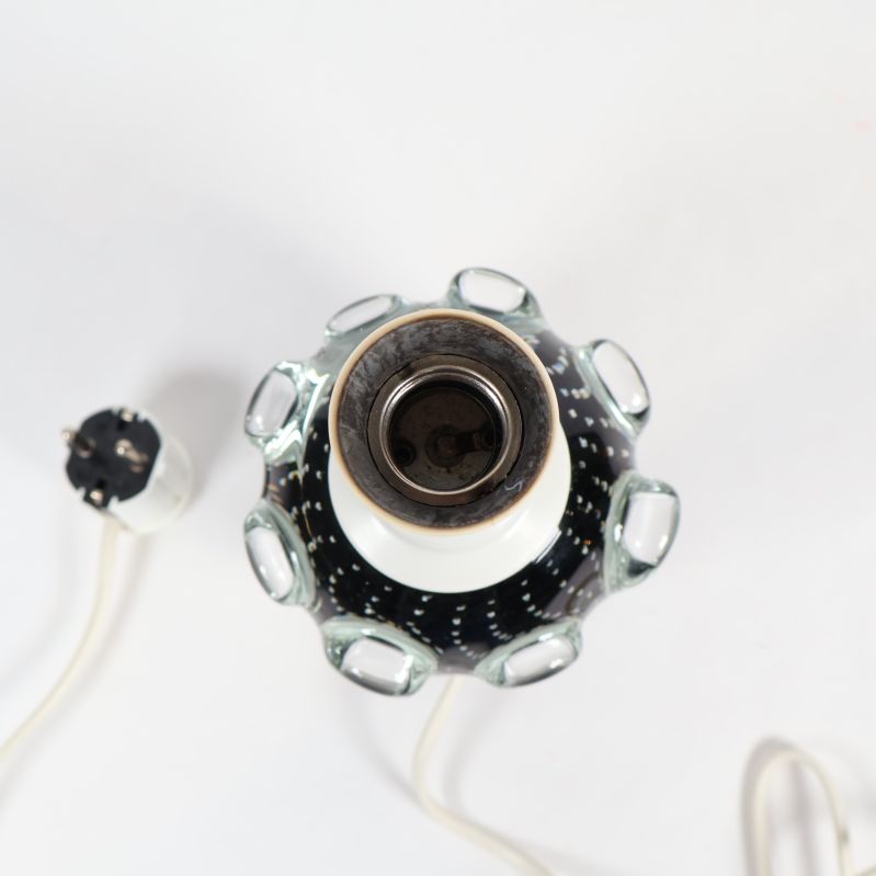 Glaslampa sedd uppifrån med bubbligt mönster