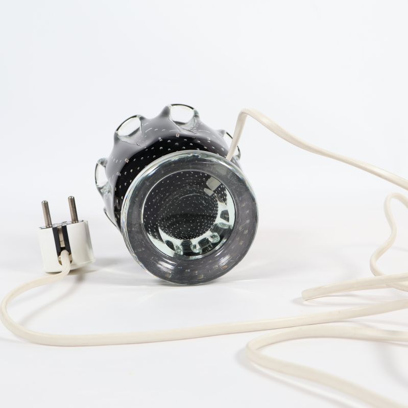 Lampans undersida med glasfot och elkabel