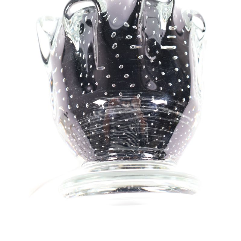 Närbild på lampans glasstruktur och bubblor