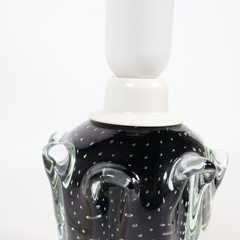 Närbild på lampans unikt formade glas och bubblor