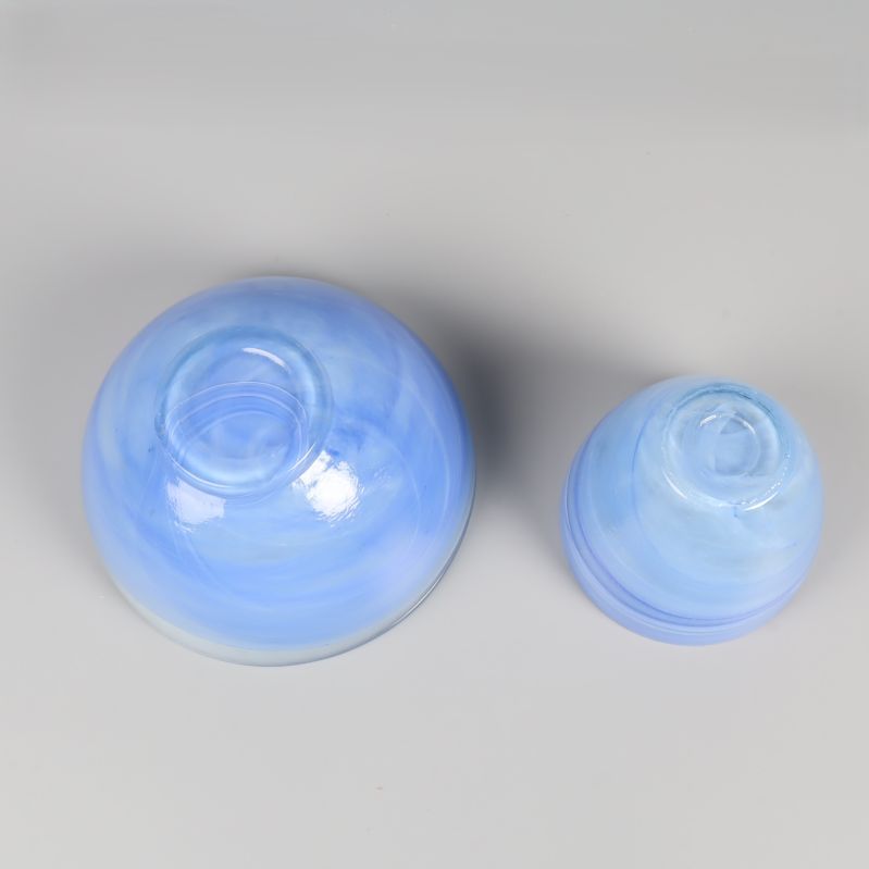 Skålarna fotade underifrån visar bottnarnas rundade ytor