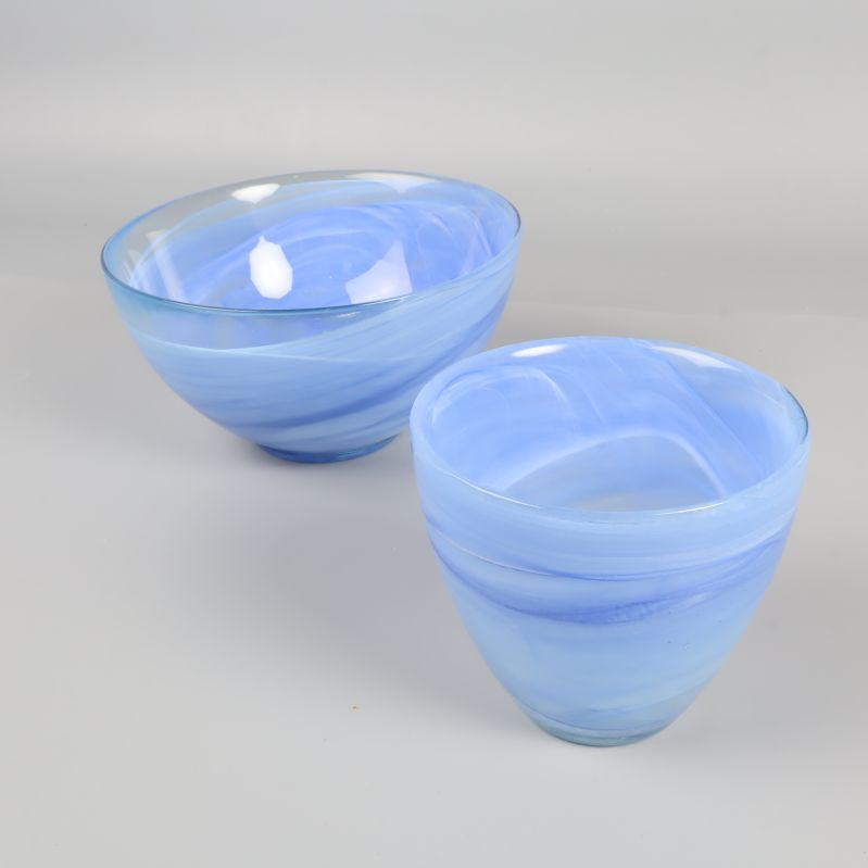 Snedbild på båda blå skålar med tydlig färg och glans