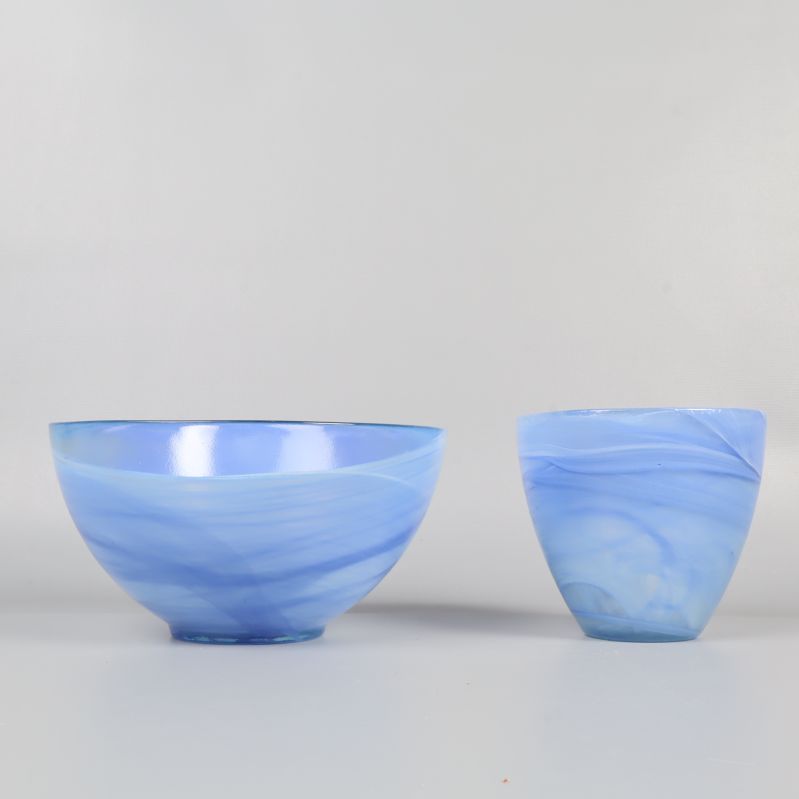 Båda skålar fotograferade från sidan mot grå bakgrund