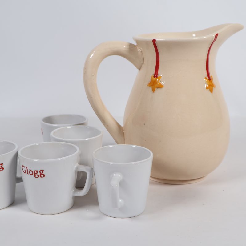 Baksidan av glöggkannan med stjärndekor och muggar