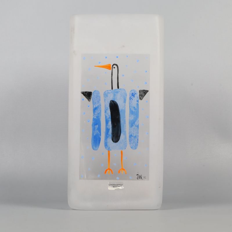 Vit rektangulär vas med blå fågelmotiv på framsidan