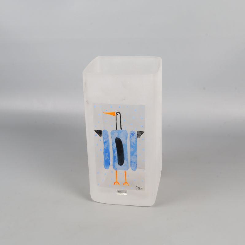 Vas fotograferad snett framifrån med tydligt motiv