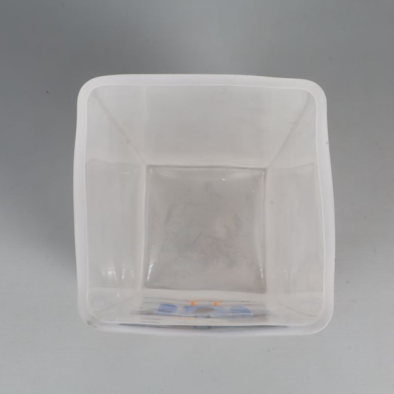 Öppningen av en fyrkantig, vit frostad vas