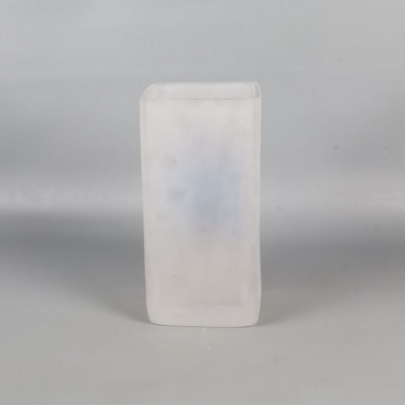 Baksidan av den rektangulära vita vasen