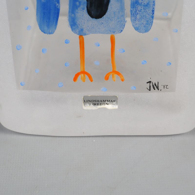 Närbild på etikett och signatur vid vasens motiv