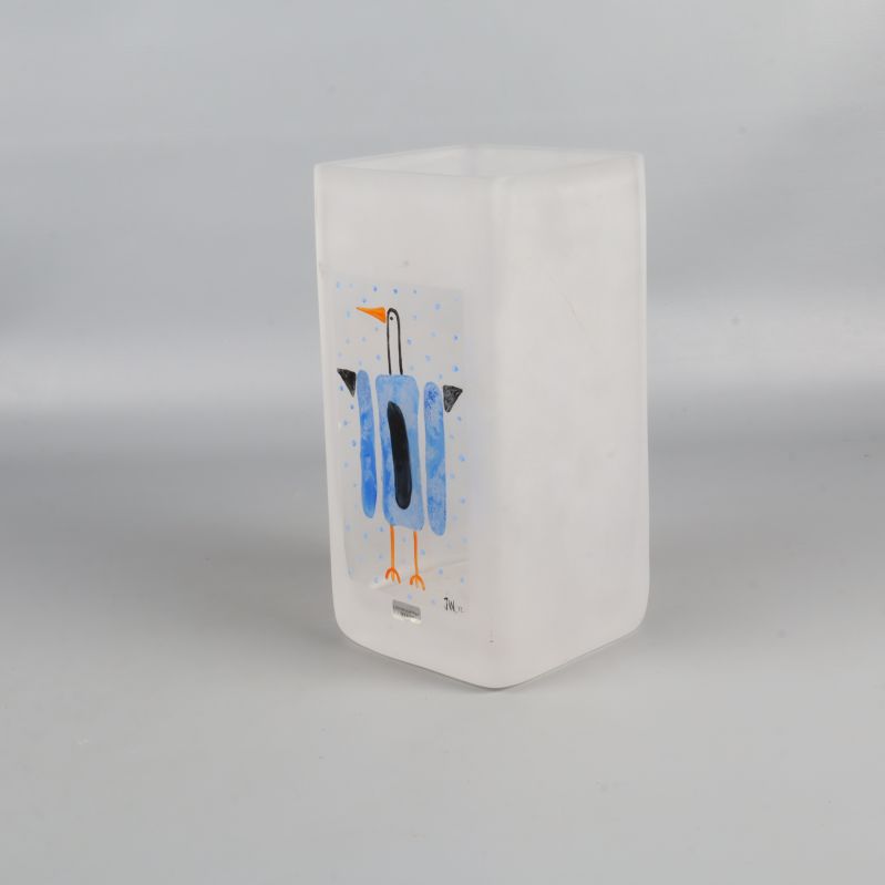 Vas i blått och vitt med fågelmotiv fotad diagonalvy