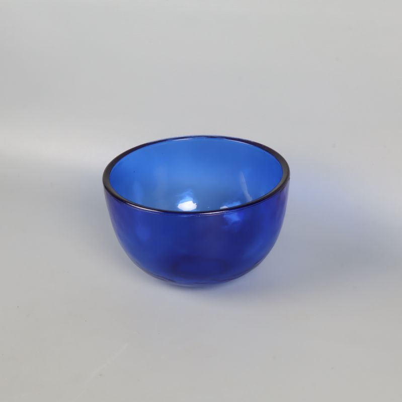 Blå glasskål fotad snett uppifrån med synlig glans