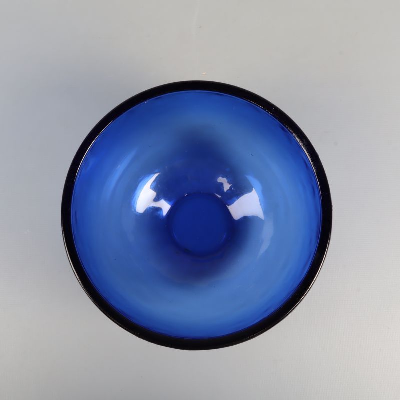 Blå glasskål sedd uppifrån som visar rund öppning