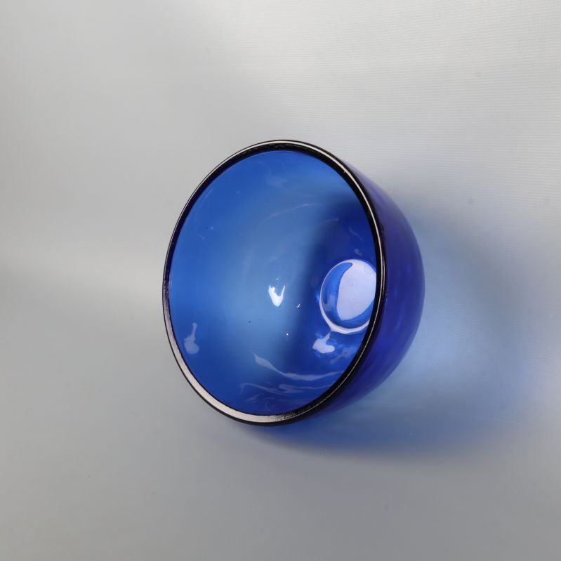 Blå glasskål liggande på sidan och visar insidan