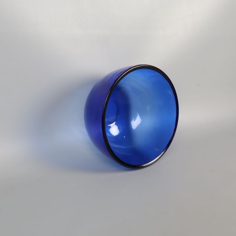 Blå glasskål lutad med fokus på rundningen