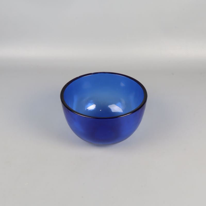 Blå glasskål i enkel stil mot vit bakgrund