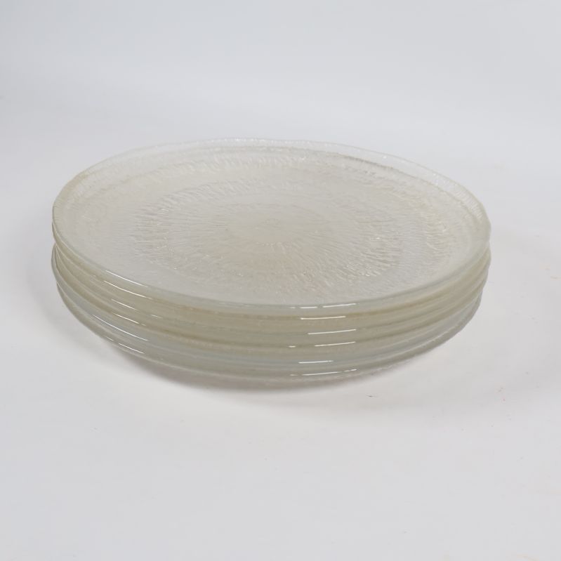 Sex staplade glastallrikar med strukturmönster