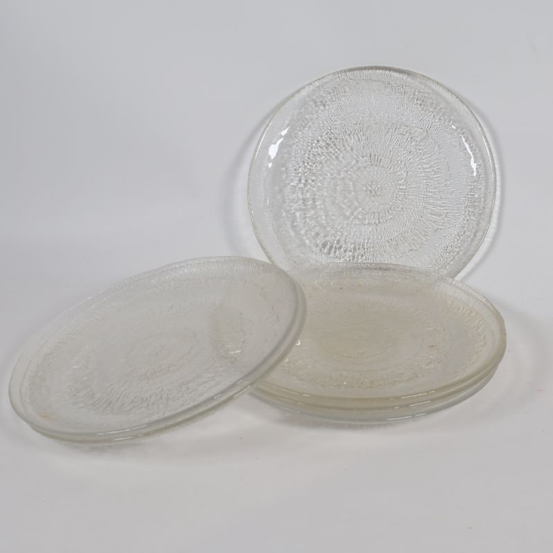 Glastallrikar i olika vinklar och positioner