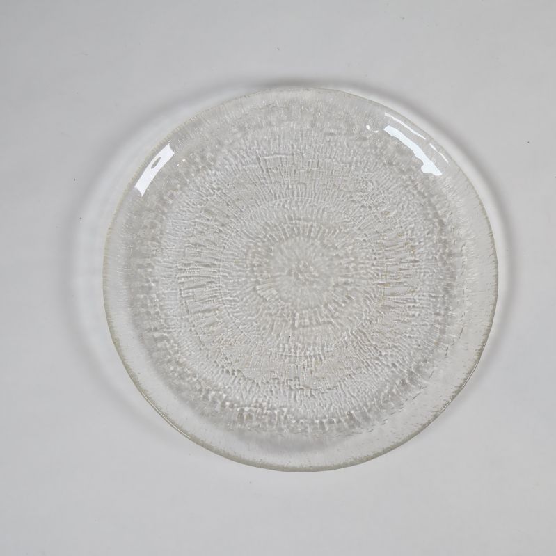 En glastallrik ovanifrån visar detaljerat mönster