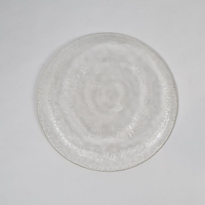 Baksidan på en rund glastallrik i närbild