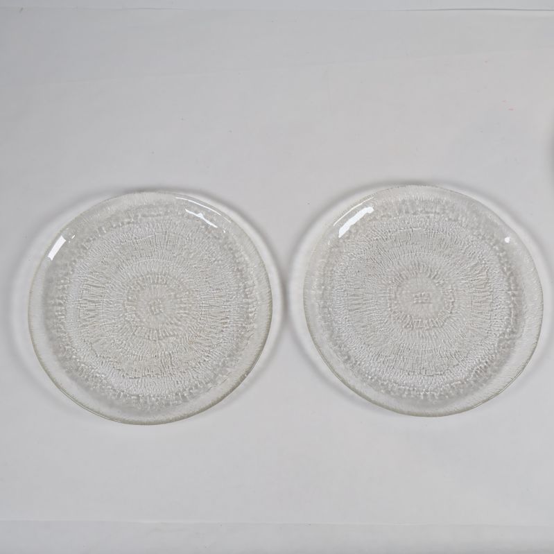 Två glastallrikar liggande bredvid varandra